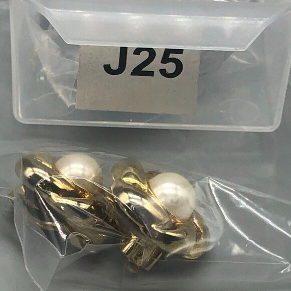3/$30 Vintage Clip On Earrings Faux Pearl Gold Tone Cabochon Stud Estate 1" - Picture 8 of 9